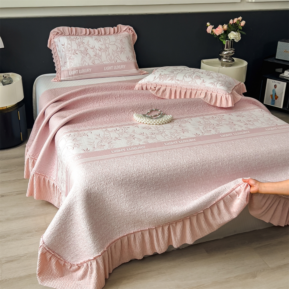 91家纺网 家纺一手货源 找家纺 慕木家纺 2026新款A类三明治复合乙纶提花冰豆豆花边床盖款床裙欧洛菲系列（提供买家秀） 欧洛菲-粉