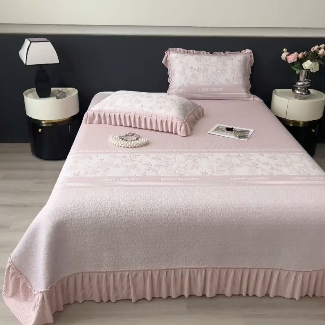 91家纺网 家纺一手货源 找家纺 慕木家纺 2026新款A类三明治复合乙纶提花冰豆豆花边床盖款床裙欧洛菲系列（提供买家秀） 欧洛菲-粉