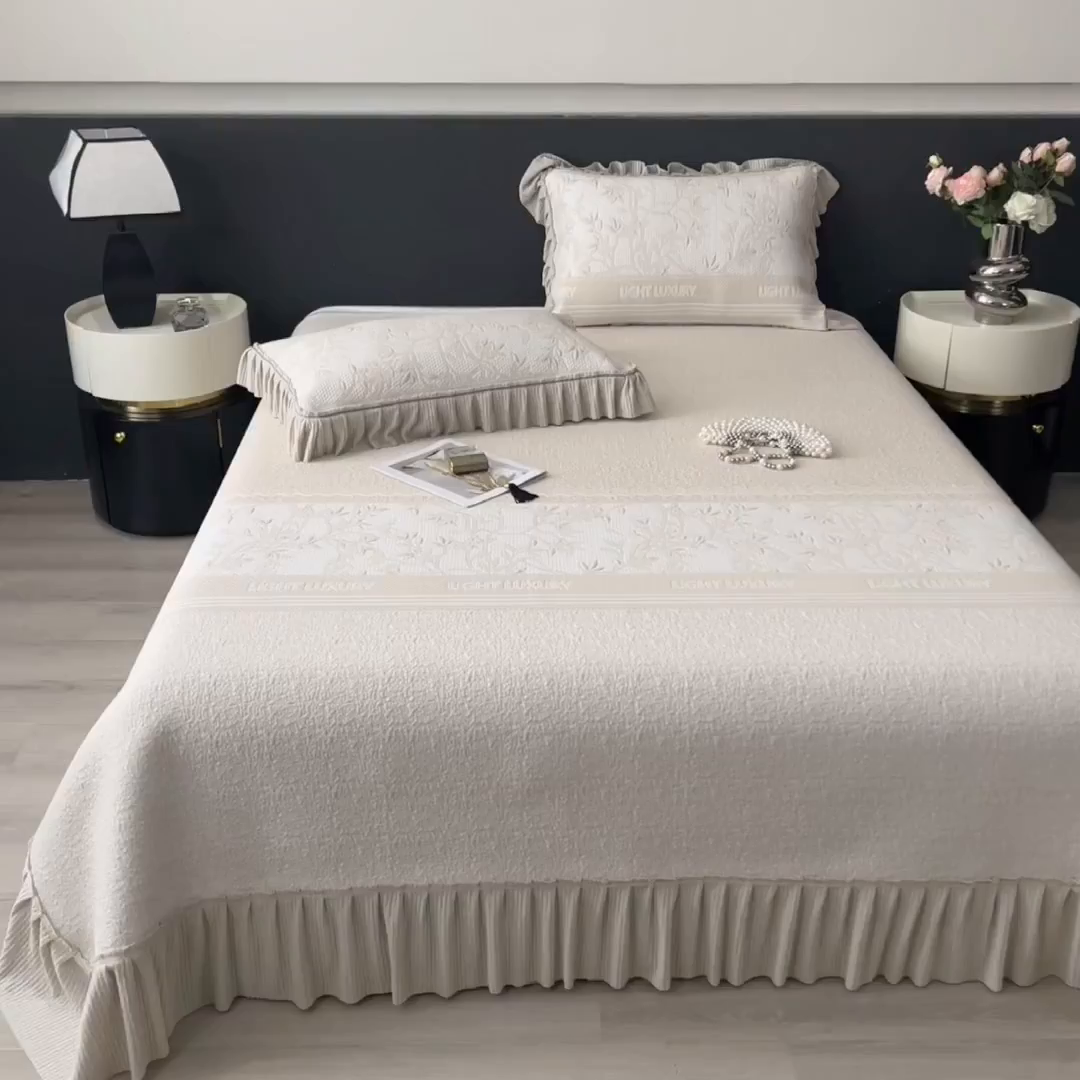 91家纺网 家纺一手货源 找家纺 慕木家纺 2026新款A类三明治复合乙纶提花冰豆豆花边床盖款床裙欧洛菲系列（提供买家秀） 欧洛菲-卡其