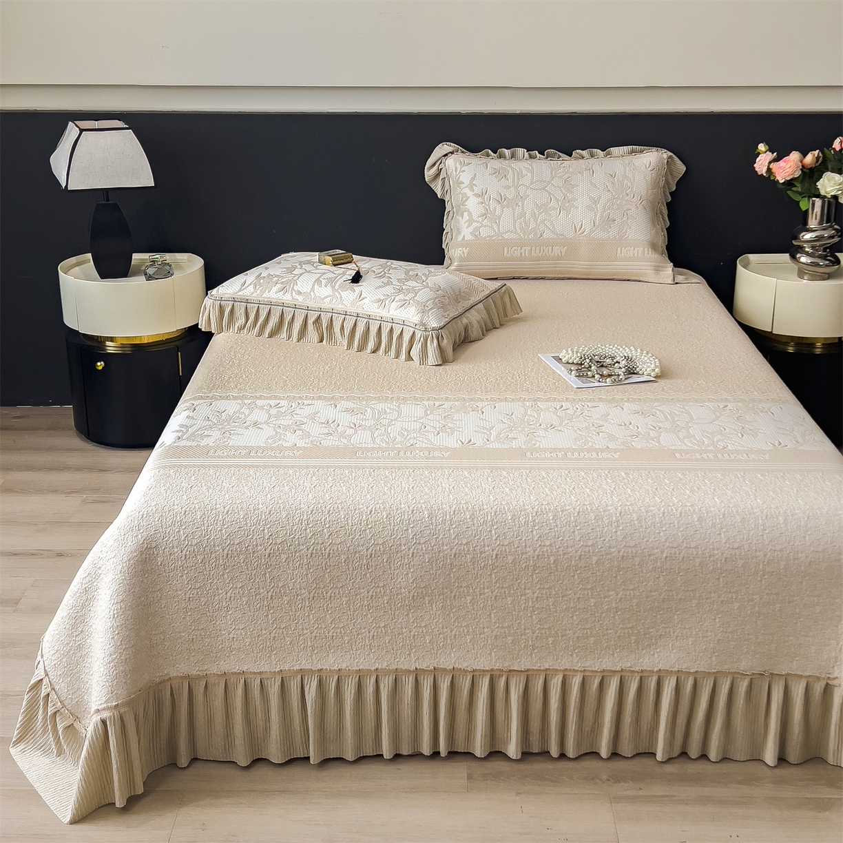 91家纺网 家纺一手货源 找家纺 慕木家纺 2026新款A类三明治复合乙纶提花冰豆豆花边床盖款床裙欧洛菲系列（提供买家秀） 欧洛菲-卡其