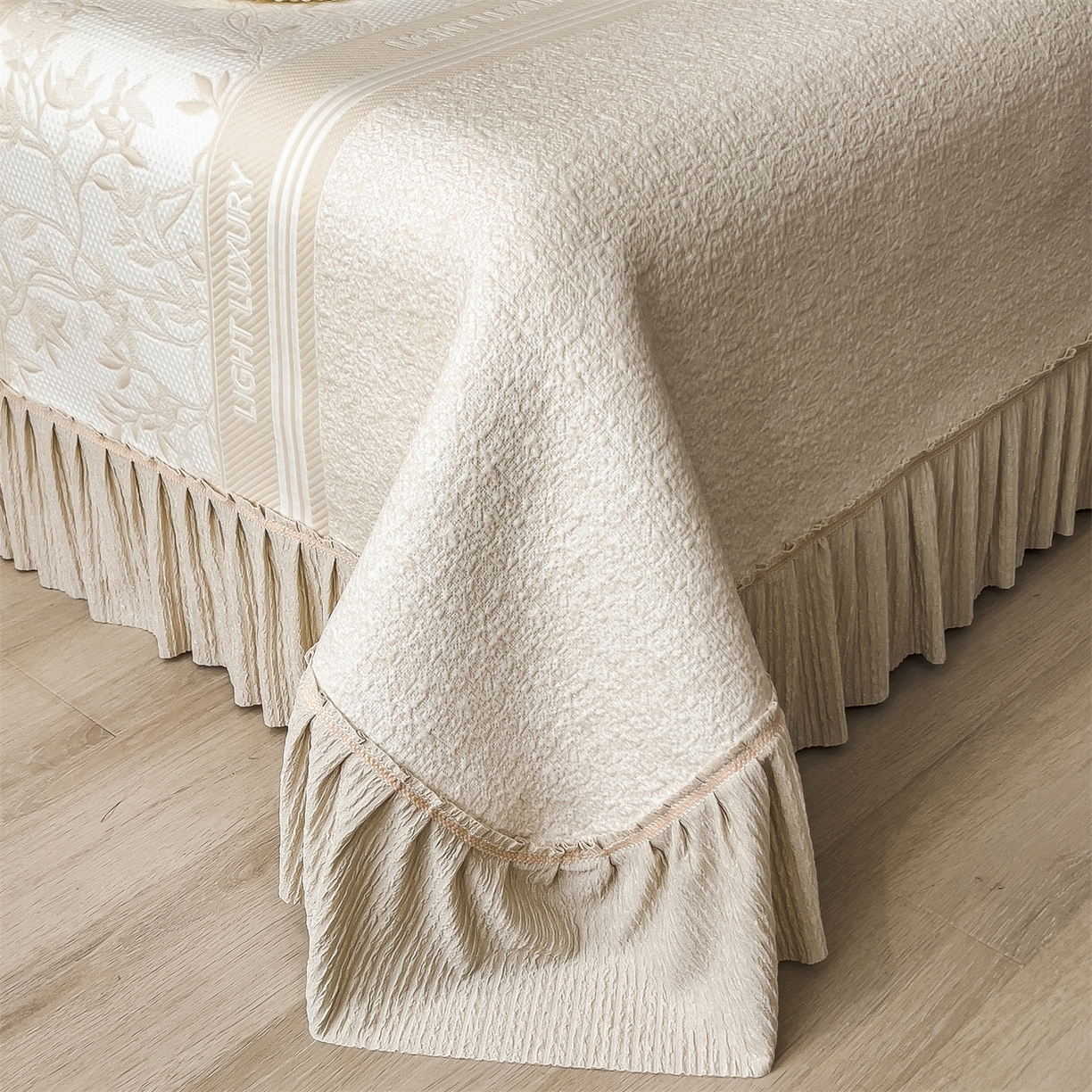 91家纺网 家纺一手货源 找家纺 慕木家纺 2026新款A类三明治复合乙纶提花冰豆豆花边床盖款床裙欧洛菲系列（提供买家秀） 欧洛菲-卡其