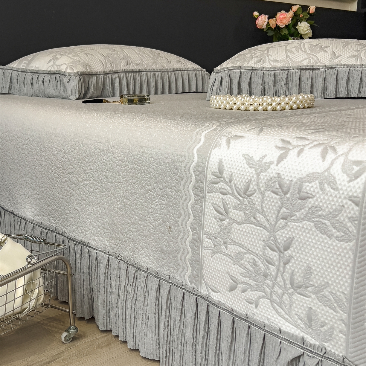 91家纺网 家纺一手货源 找家纺 慕木家纺 2026新款A类三明治复合乙纶提花冰豆豆花边床盖款床裙欧洛菲系列（提供买家秀） 欧洛菲-灰