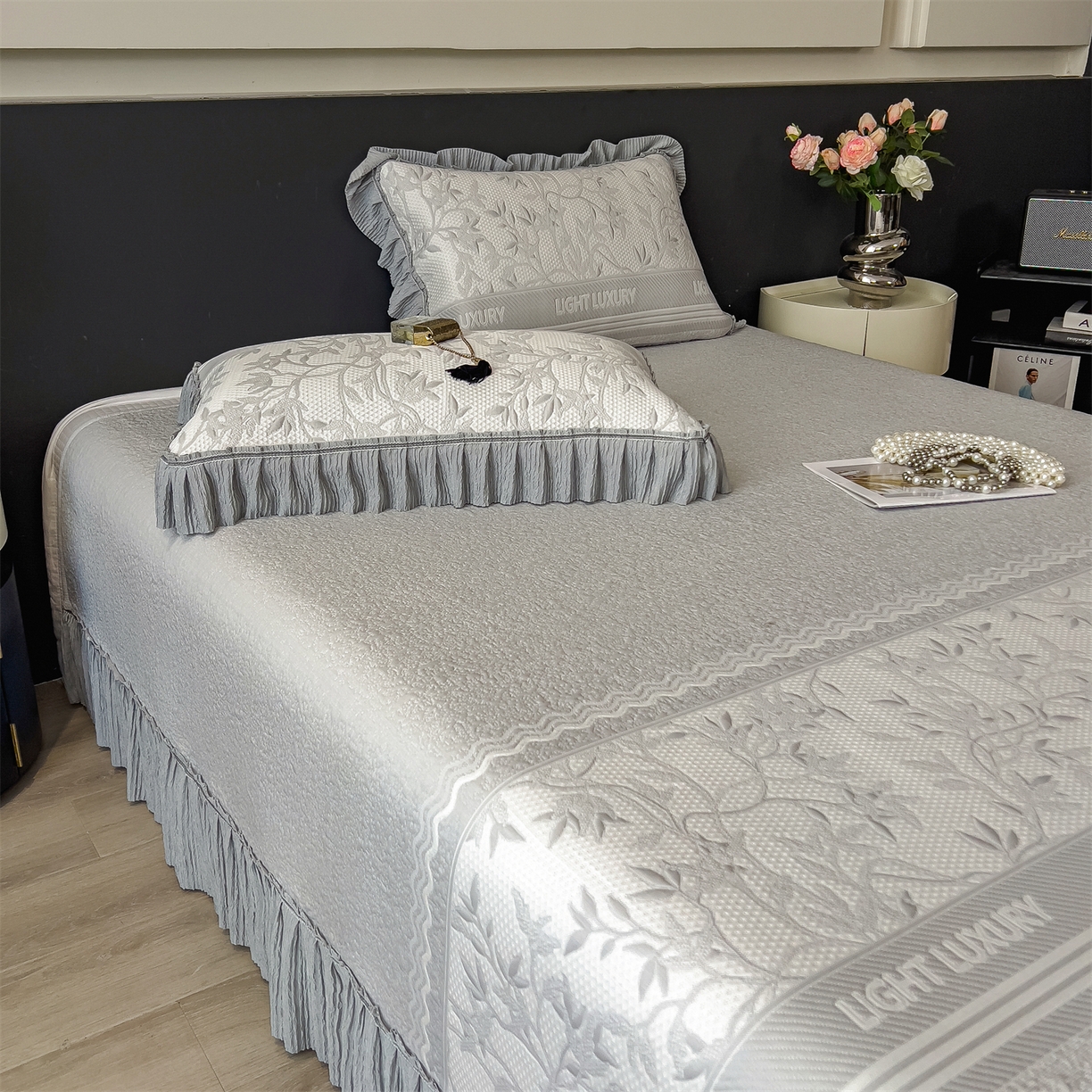 91家纺网 家纺一手货源 找家纺 慕木家纺 2026新款A类三明治复合乙纶提花冰豆豆花边床盖款床裙欧洛菲系列（提供买家秀） 欧洛菲-灰