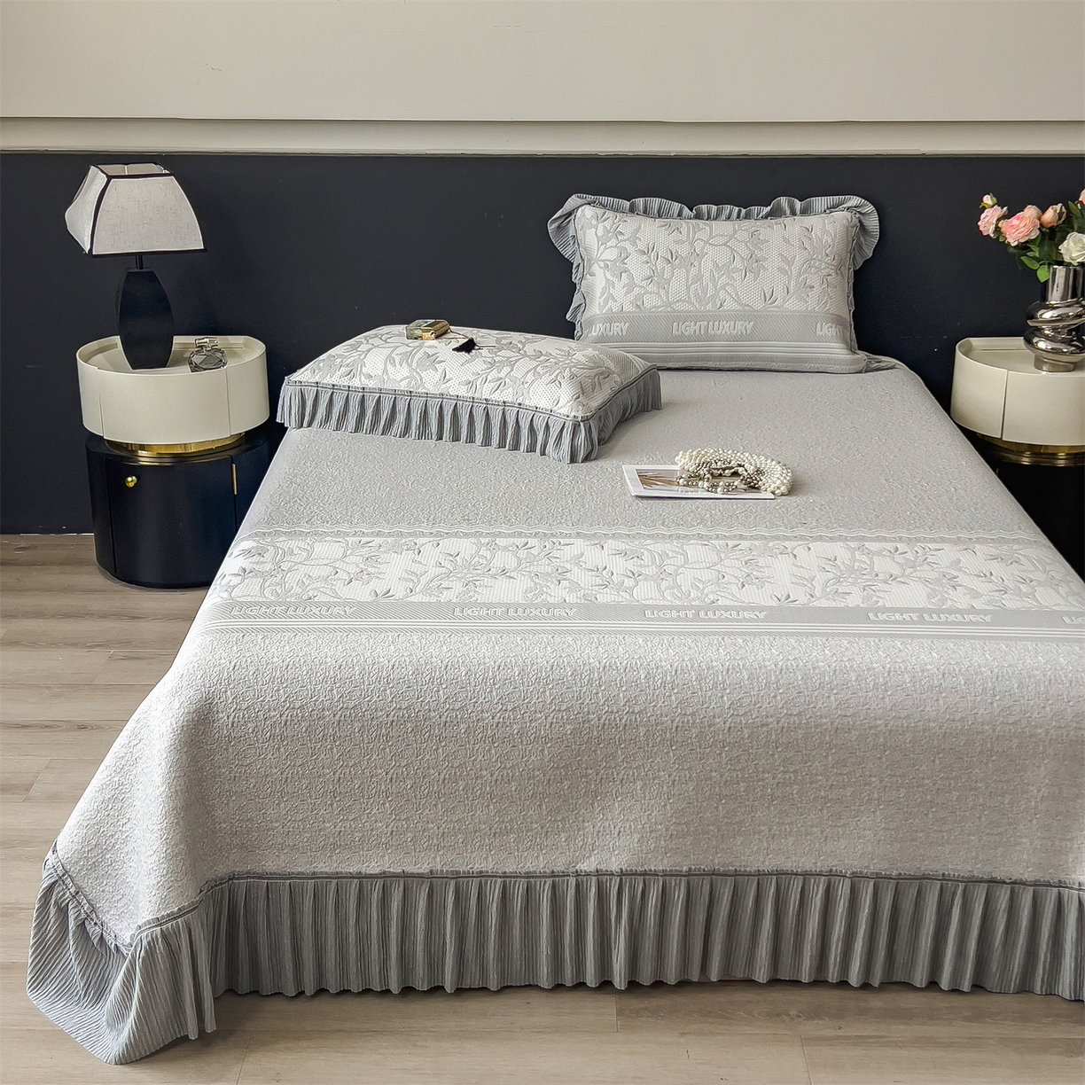 91家纺网 家纺一手货源 找家纺 慕木家纺 2026新款A类三明治复合乙纶提花冰豆豆花边床盖款床裙欧洛菲系列（提供买家秀） 欧洛菲-灰