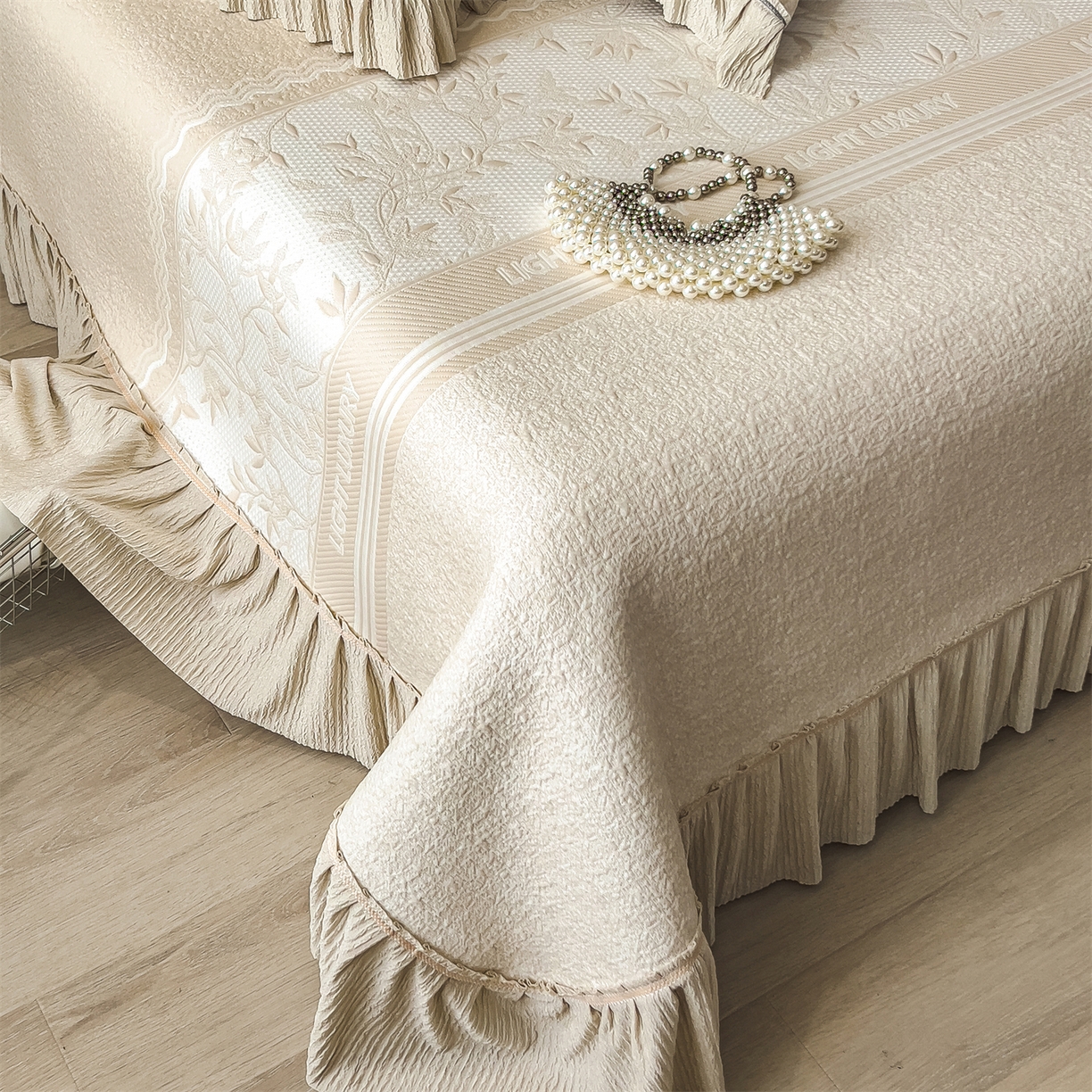 91家纺网 家纺一手货源 找家纺 慕木家纺 2026新款A类三明治复合乙纶提花冰豆豆花边床盖款床裙欧洛菲系列（提供买家秀） 欧洛菲-卡其