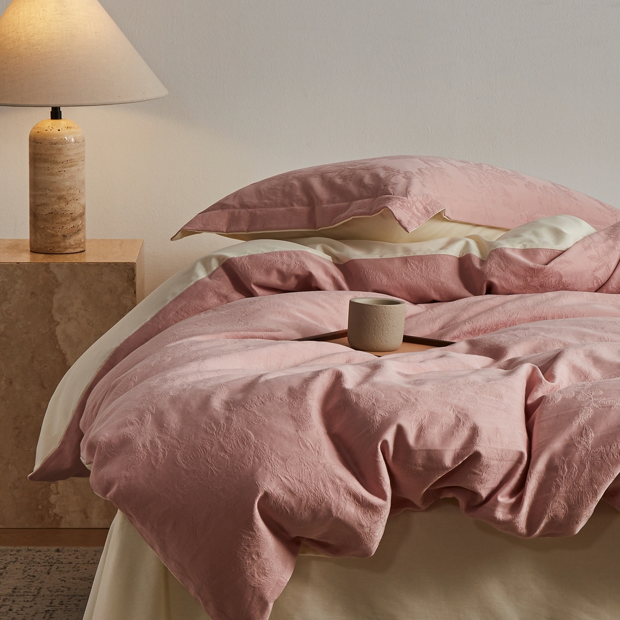 91家纺网 家纺一手货源 找家纺 顾家家居 2026新款AB面全棉厚织提花四件套 安岚-桃夭