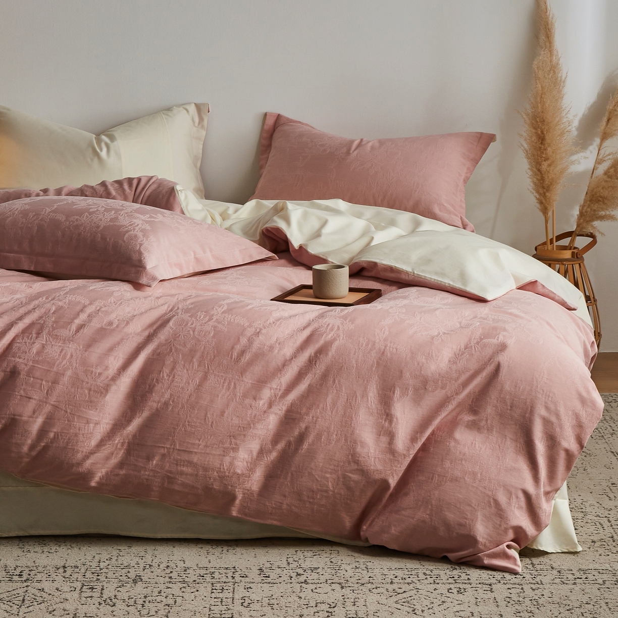 91家纺网 家纺一手货源 找家纺 顾家家居 2026新款AB面全棉厚织提花四件套 安岚-桃夭