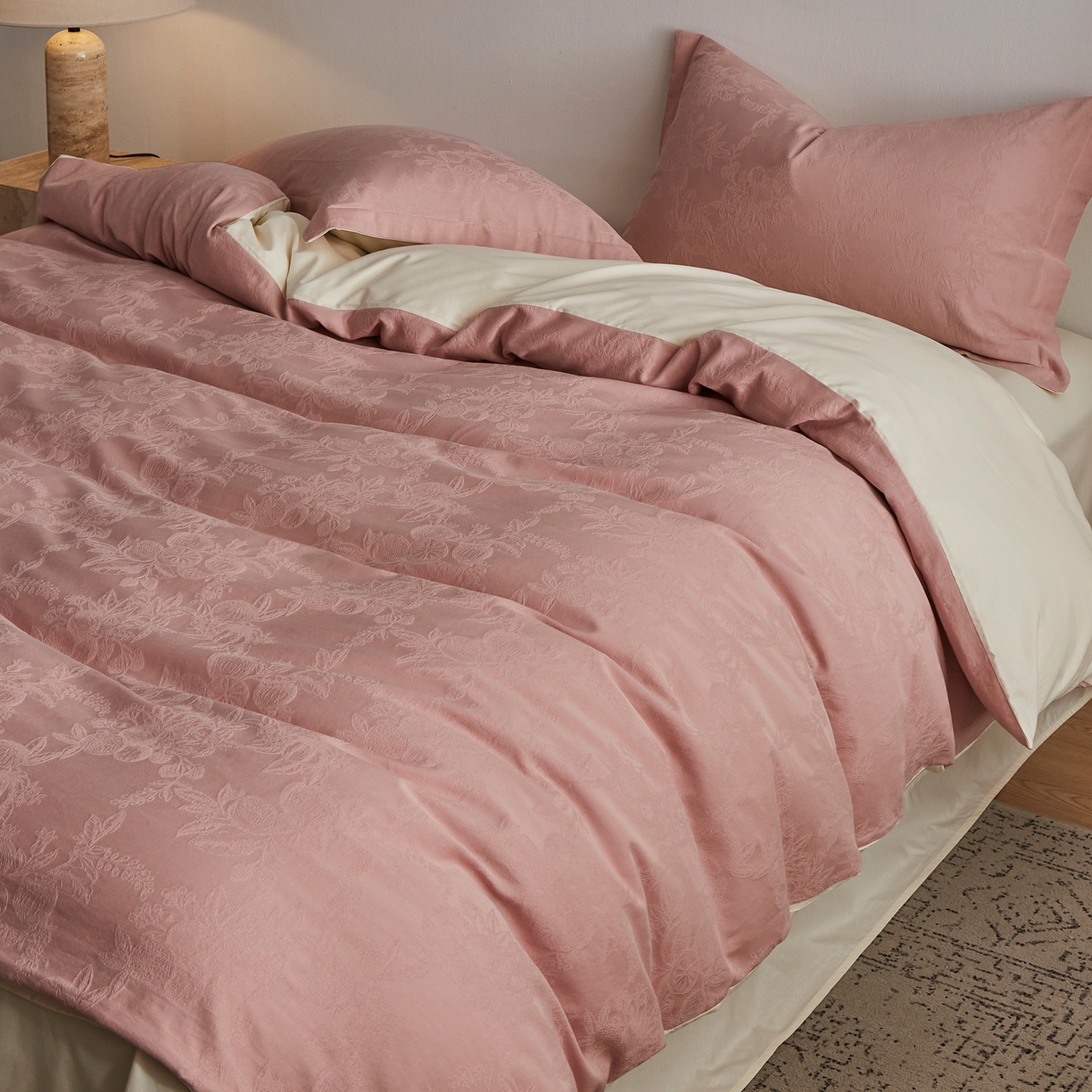 91家纺网 家纺一手货源 找家纺 顾家家居 2026新款AB面全棉厚织提花四件套 安岚-桃夭