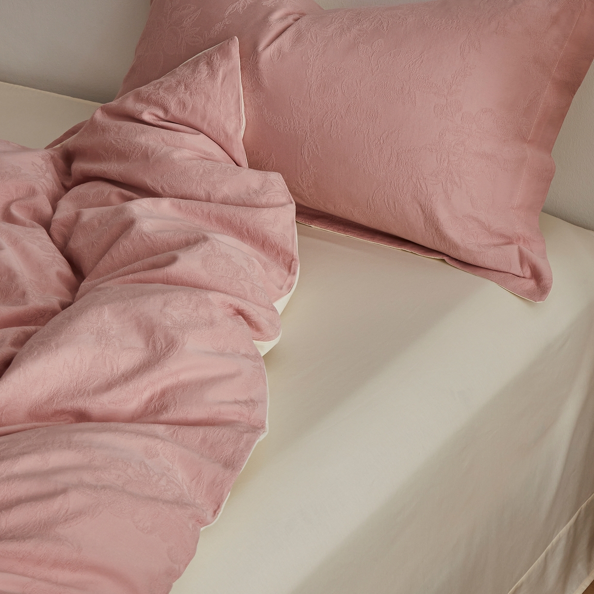 91家纺网 家纺一手货源 找家纺 顾家家居 2026新款AB面全棉厚织提花四件套 安岚-桃夭