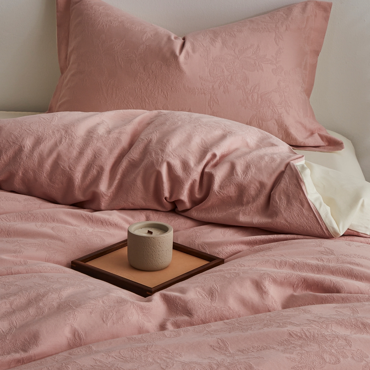 91家纺网 家纺一手货源 找家纺 顾家家居 2026新款AB面全棉厚织提花四件套 安岚-桃夭