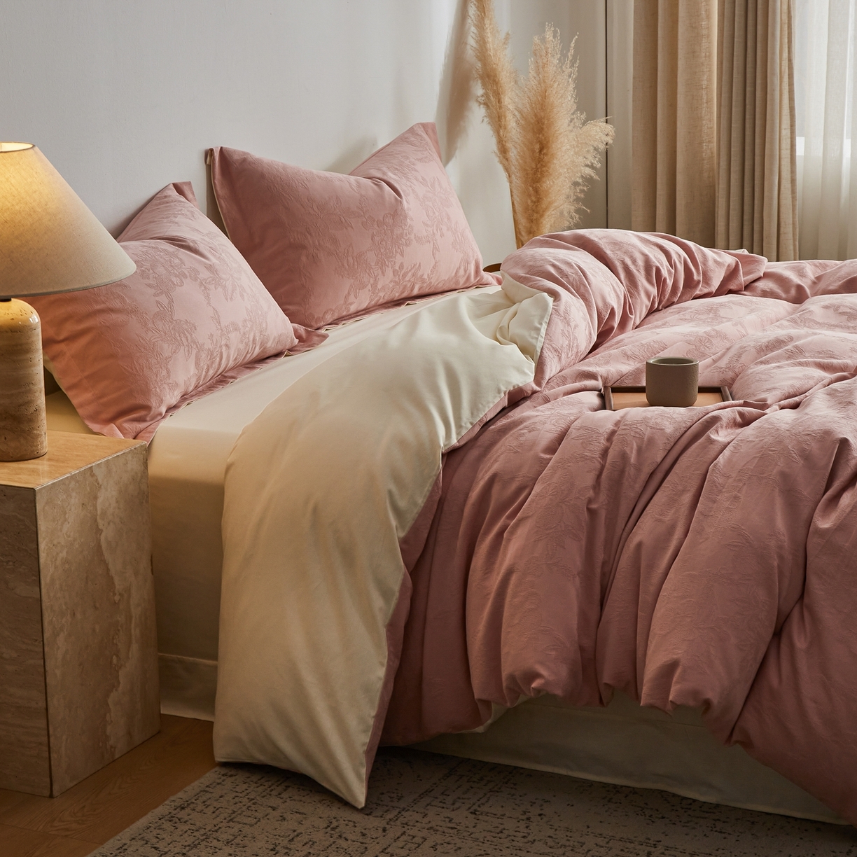 91家纺网 家纺一手货源 找家纺 顾家家居 2026新款AB面全棉厚织提花四件套 安岚-桃夭