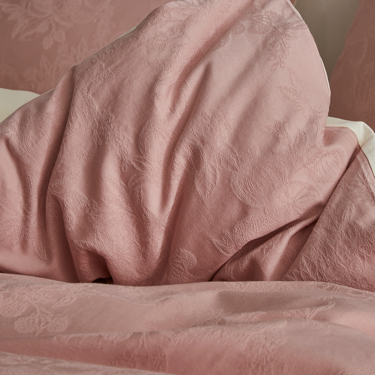 91家纺网 家纺一手货源 找家纺 顾家家居 2026新款AB面全棉厚织提花四件套 安岚-桃夭