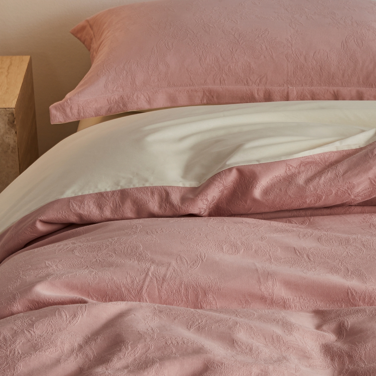 91家纺网 家纺一手货源 找家纺 顾家家居 2026新款AB面全棉厚织提花四件套 安岚-桃夭