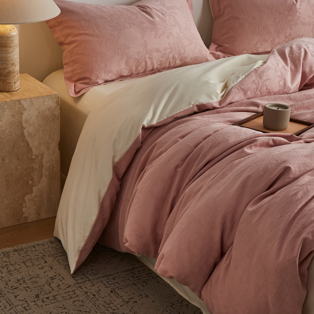 91家纺网 家纺一手货源 找家纺 顾家家居 2026新款AB面全棉厚织提花四件套 安岚-桃夭