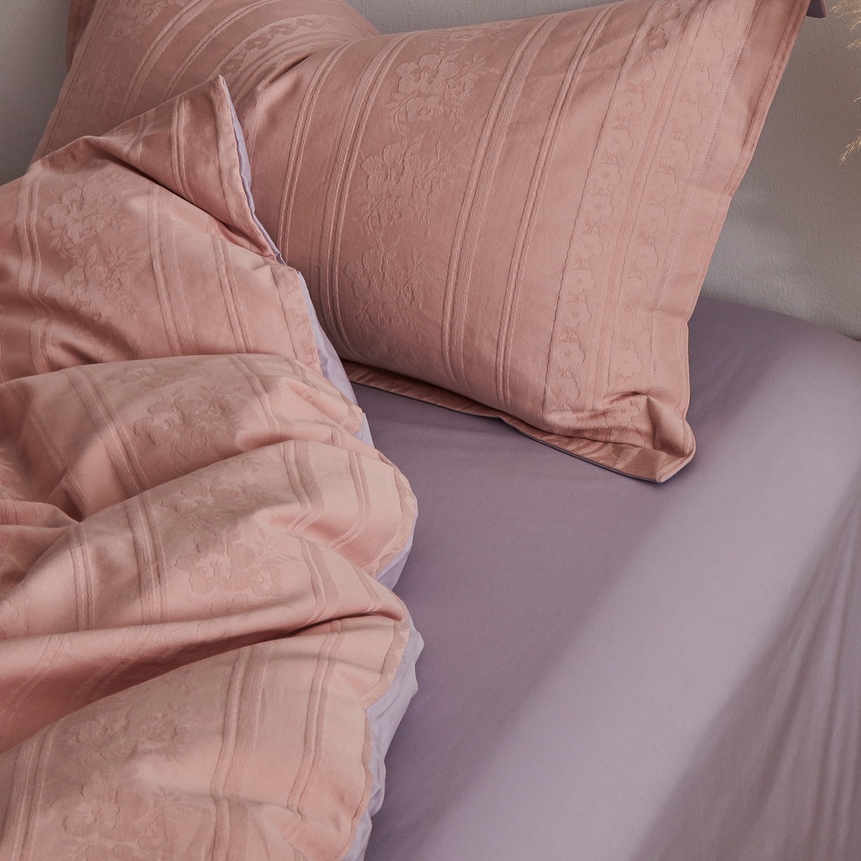 91家纺网 家纺一手货源 找家纺 顾家家居 2026新款AB面全棉厚织提花四件套 朝华-桃夭