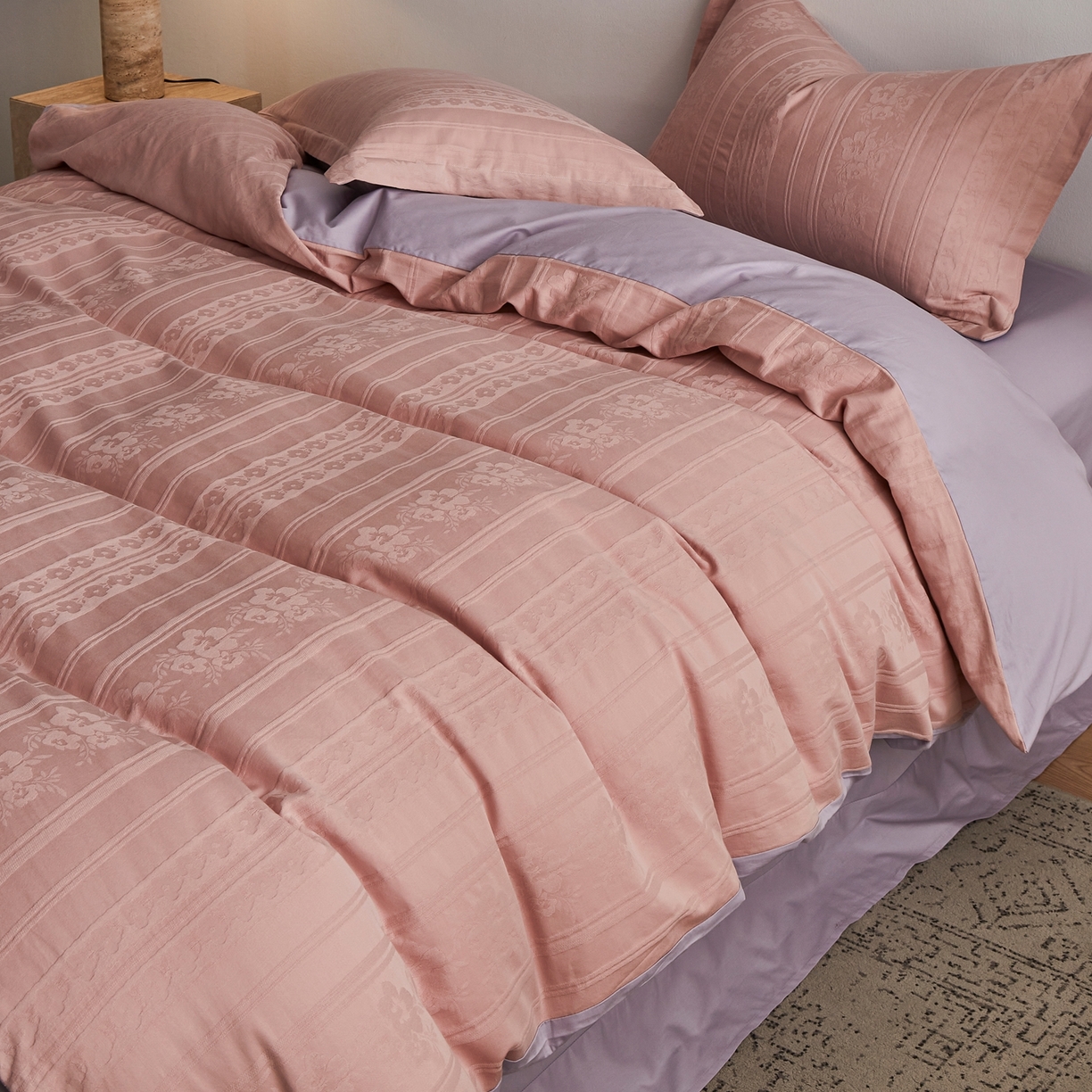 91家纺网 家纺一手货源 找家纺 顾家家居 2026新款AB面全棉厚织提花四件套 朝华-桃夭