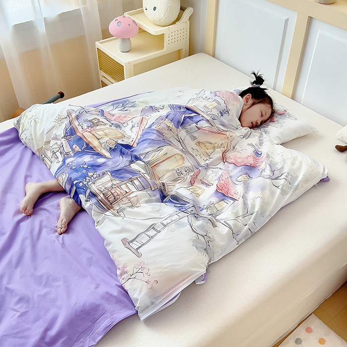 91家纺网 家纺一手货源 找家纺 萌朵防踢被 2025新款童话系列纯棉数码印花防踢被 奇妙树屋