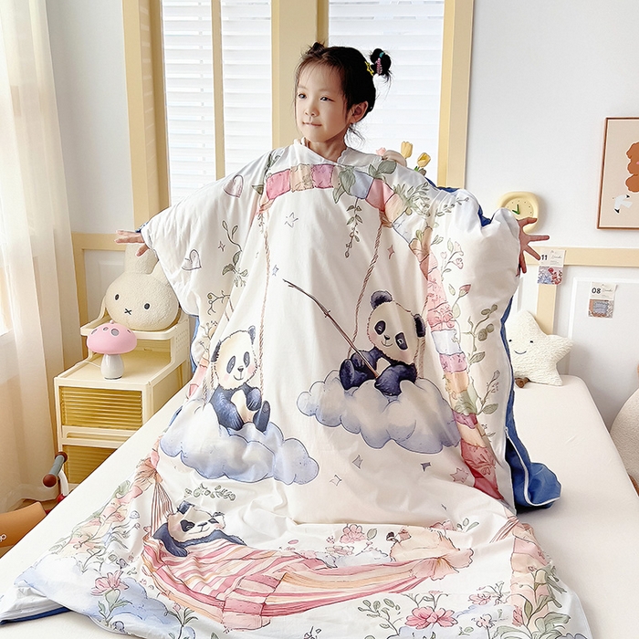 91家纺网 家纺一手货源 找家纺 萌朵防踢被 2025新款童话系列纯棉数码印花防踢被 秋千熊猫