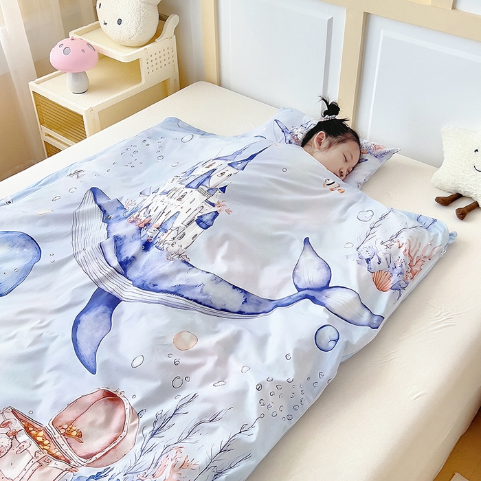 91家纺网 家纺一手货源 找家纺 萌朵防踢被 2025新款童话系列纯棉数码印花防踢被 蓝鲸探宝
