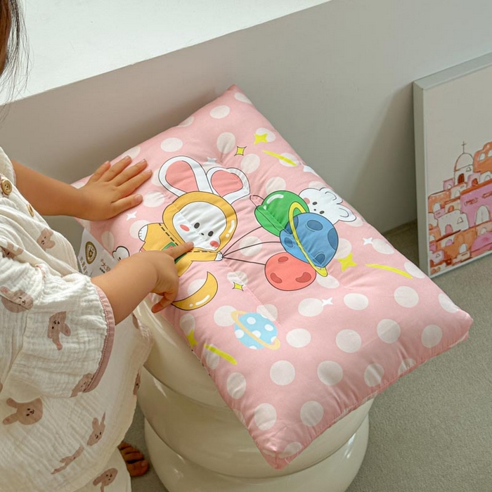 91家纺网 家纺一手货源 找家纺 暖羽屋羽绒馆 2026新款婴幼儿枕芯 学生枕头 小枕头30-50cm 小宝宝小朋友枕芯 梦想星球