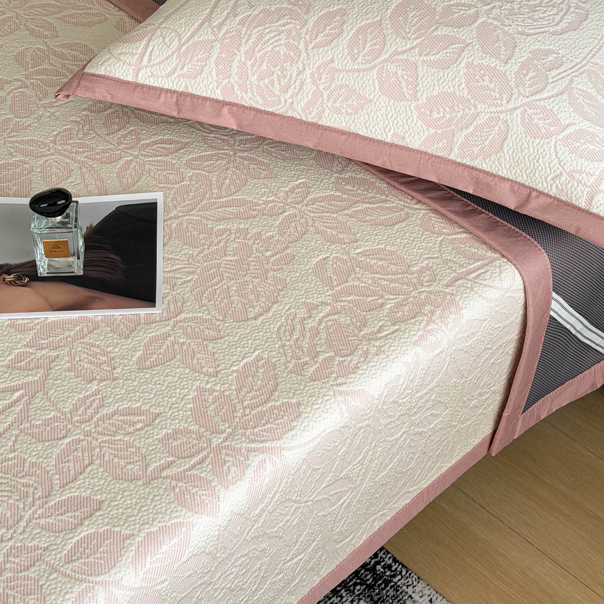 91家纺网 家纺一手货源 找家纺 倾慕家纺 2026新款立体提花冰豆豆凉席 花意浓粉