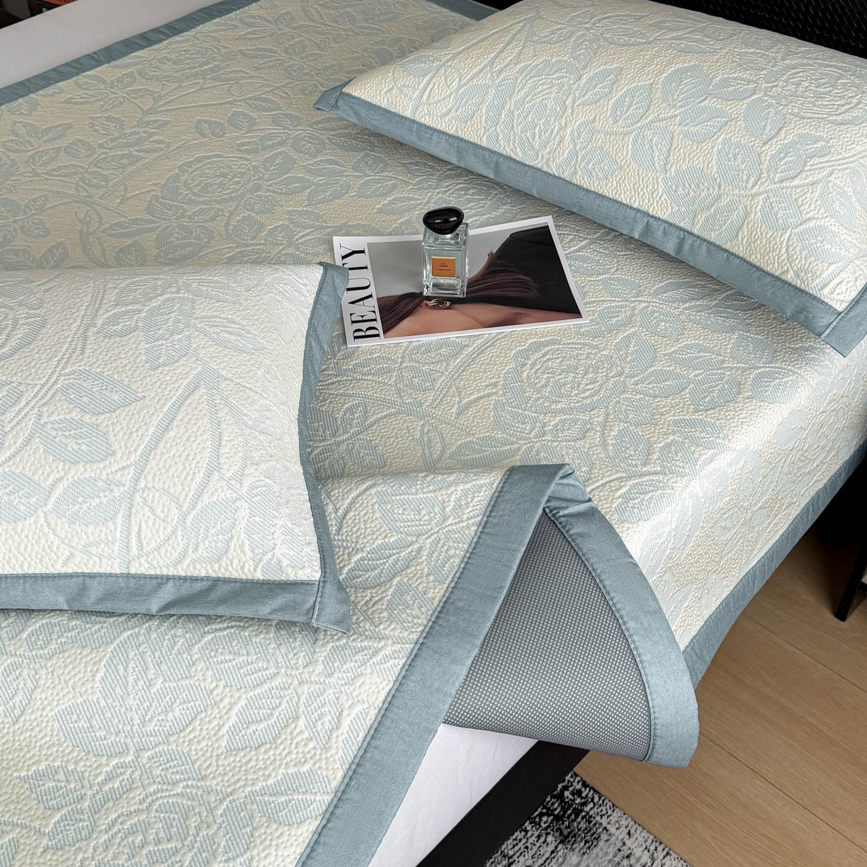 91家纺网 家纺一手货源 找家纺 倾慕家纺 2026新款立体提花冰豆豆凉席 花意浓蓝