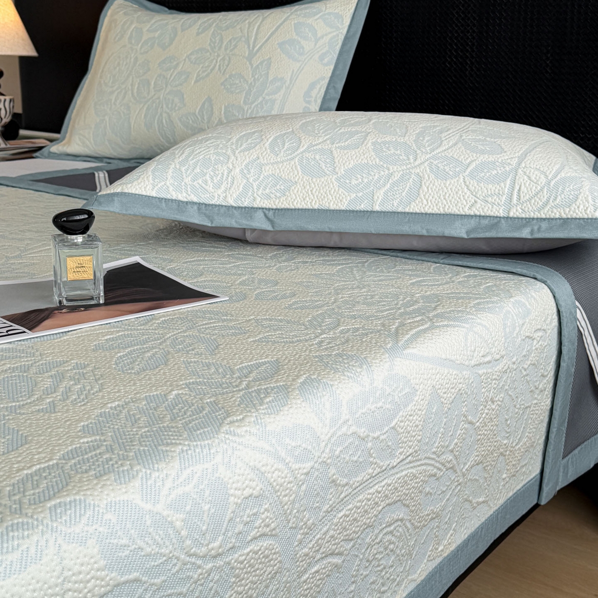 91家纺网 家纺一手货源 找家纺 倾慕家纺 2026新款立体提花冰豆豆凉席 花意浓蓝