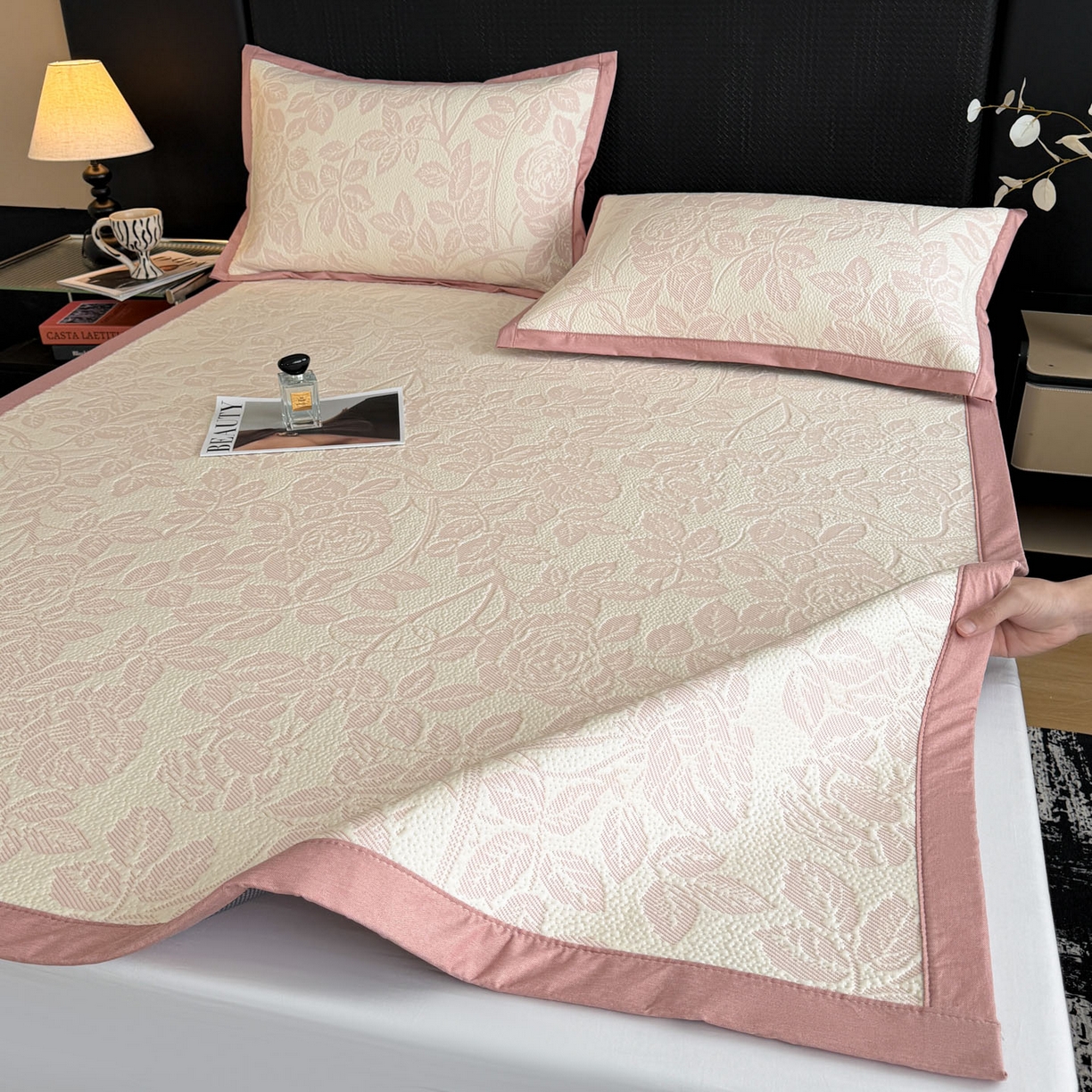 91家纺网 家纺一手货源 找家纺 倾慕家纺 2026新款立体提花冰豆豆凉席 花意浓粉