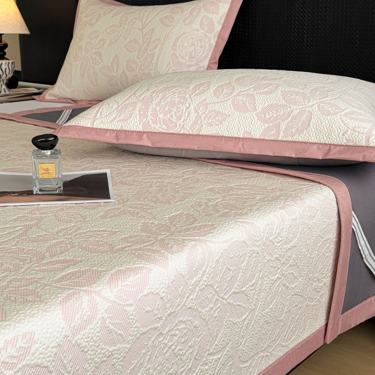 91家纺网 家纺一手货源 找家纺 倾慕家纺 2026新款立体提花冰豆豆凉席 花意浓粉