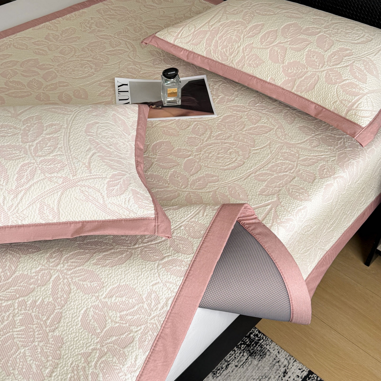 91家纺网 家纺一手货源 找家纺 倾慕家纺 2026新款立体提花冰豆豆凉席 花意浓粉