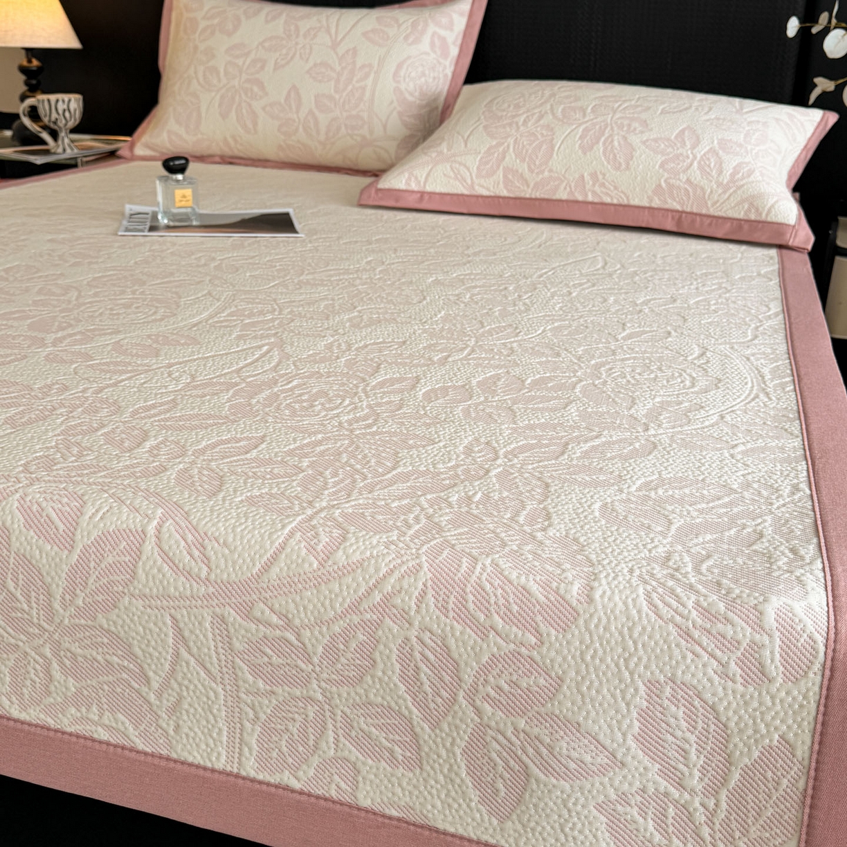 91家纺网 家纺一手货源 找家纺 倾慕家纺 2026新款立体提花冰豆豆凉席 花意浓粉