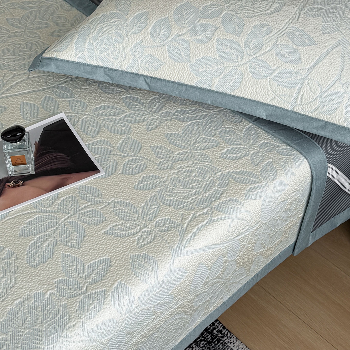 91家纺网 家纺一手货源 找家纺 倾慕家纺 2026新款立体提花冰豆豆凉席 花意浓蓝