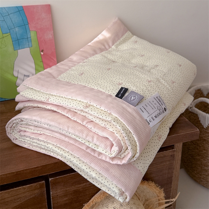 91家纺网 家纺一手货源 找家纺 暖生活 2026新款A类母婴级全棉双层纱夏被 粉黛蝴蝶结