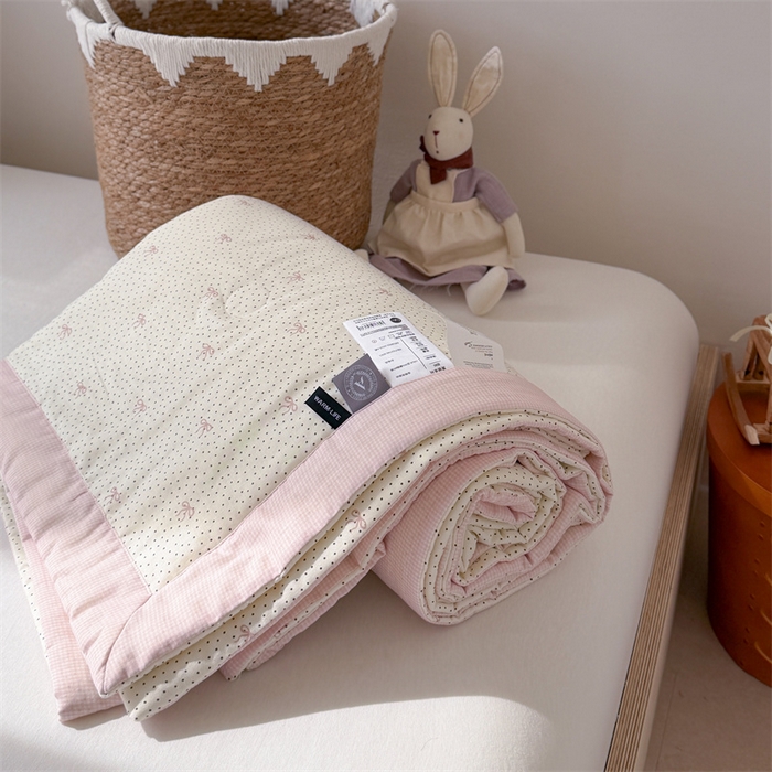 91家纺网 家纺一手货源 找家纺 暖生活 2026新款A类母婴级全棉双层纱夏被 粉黛蝴蝶结