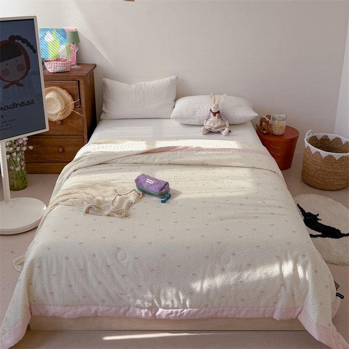 91家纺网 家纺一手货源 找家纺 暖生活 2026新款A类母婴级全棉双层纱夏被 粉黛蝴蝶结