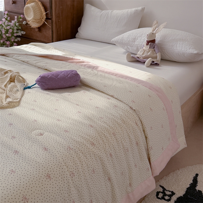 91家纺网 家纺一手货源 找家纺 暖生活 2026新款A类母婴级全棉双层纱夏被 粉黛蝴蝶结