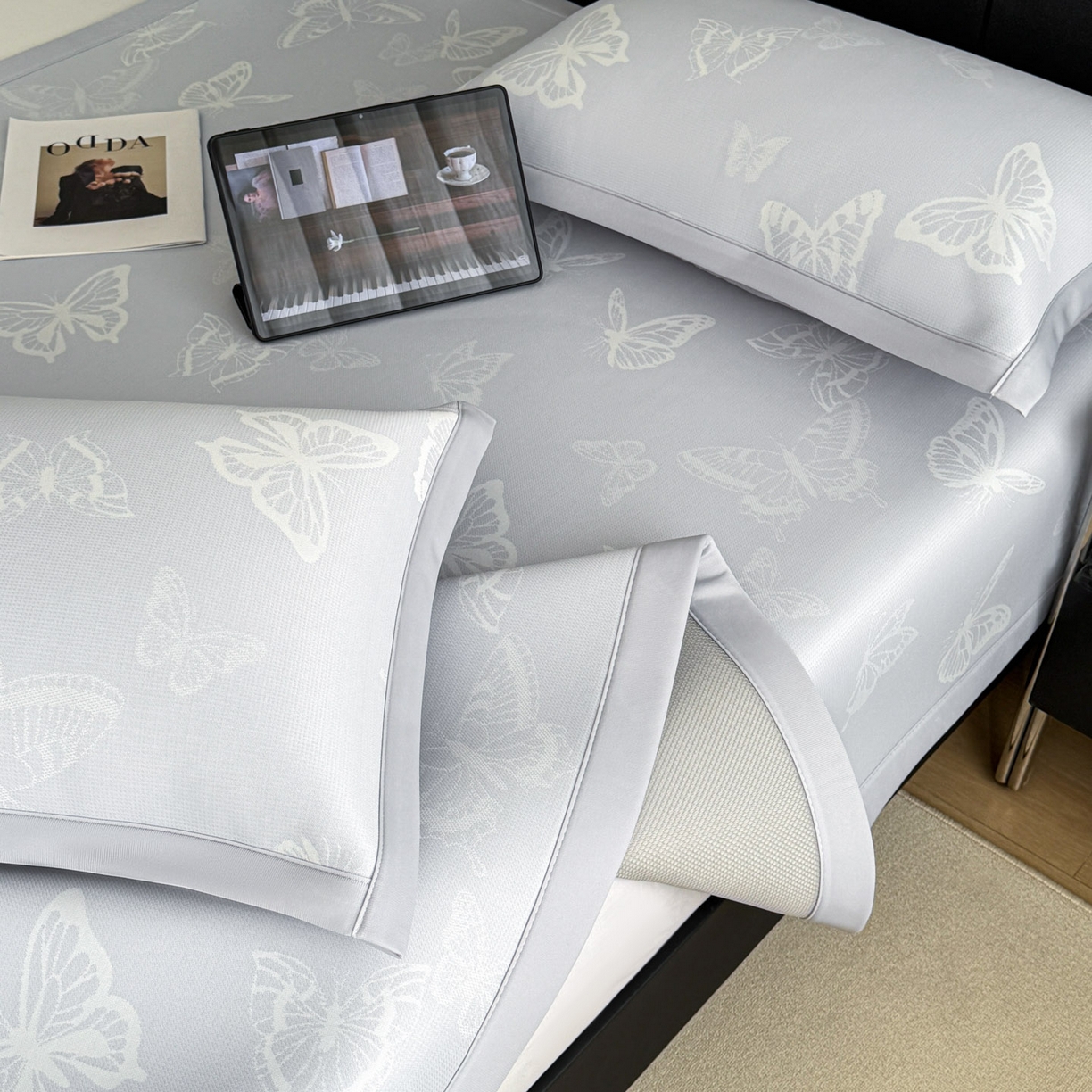 91家纺网 家纺一手货源 找家纺 倾慕家纺 2026新款PE50提花凉感冰丝凉席 简蝶蓝