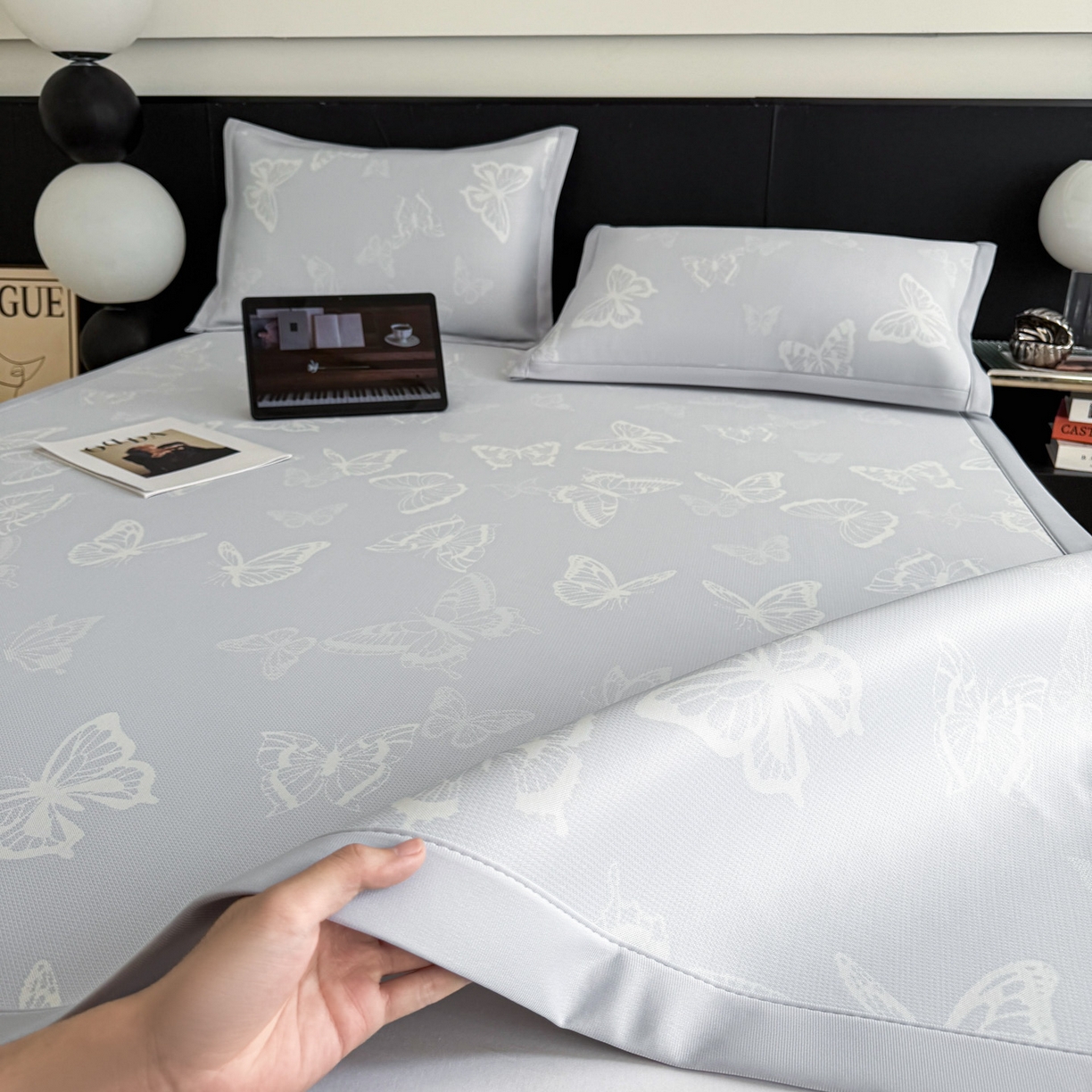 91家纺网 家纺一手货源 找家纺 倾慕家纺 2026新款PE50提花凉感冰丝凉席 简蝶蓝