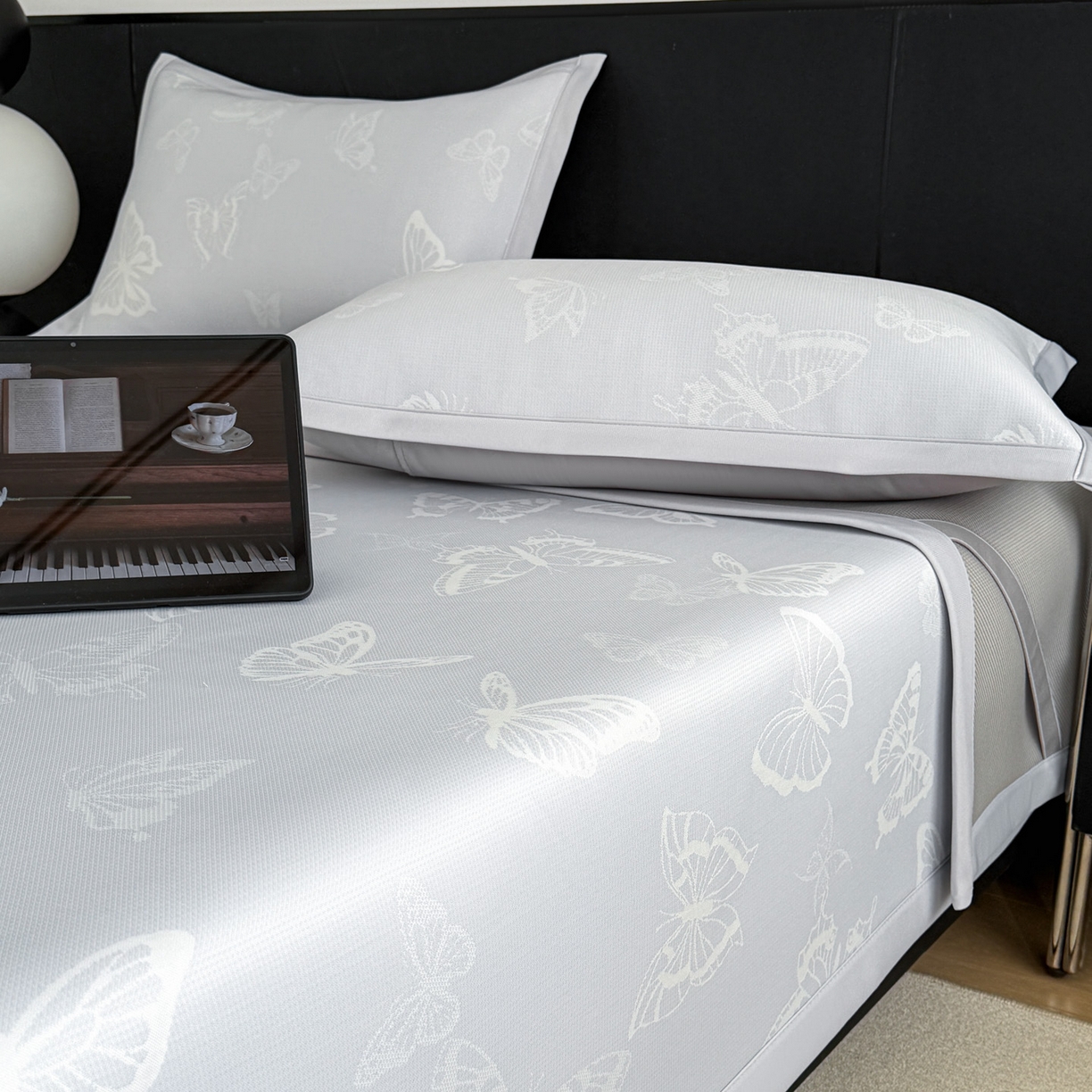 91家纺网 家纺一手货源 找家纺 倾慕家纺 2026新款PE50提花凉感冰丝凉席 简蝶蓝