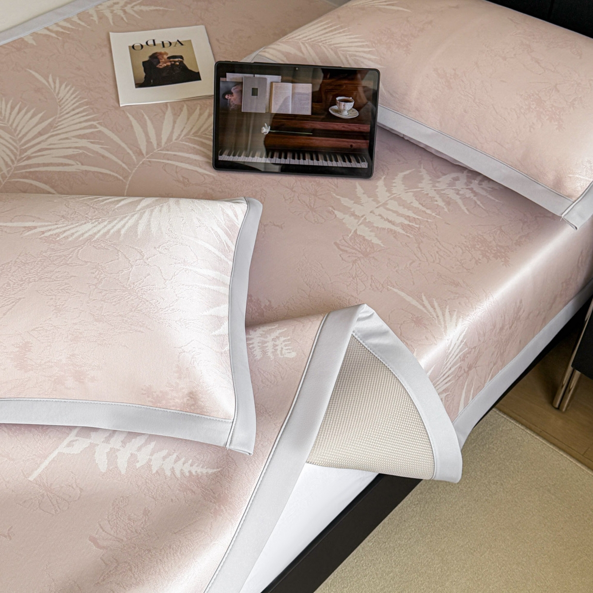 91家纺网 家纺一手货源 找家纺 倾慕家纺 2026新款PE50提花凉感冰丝凉席 叶繁粉