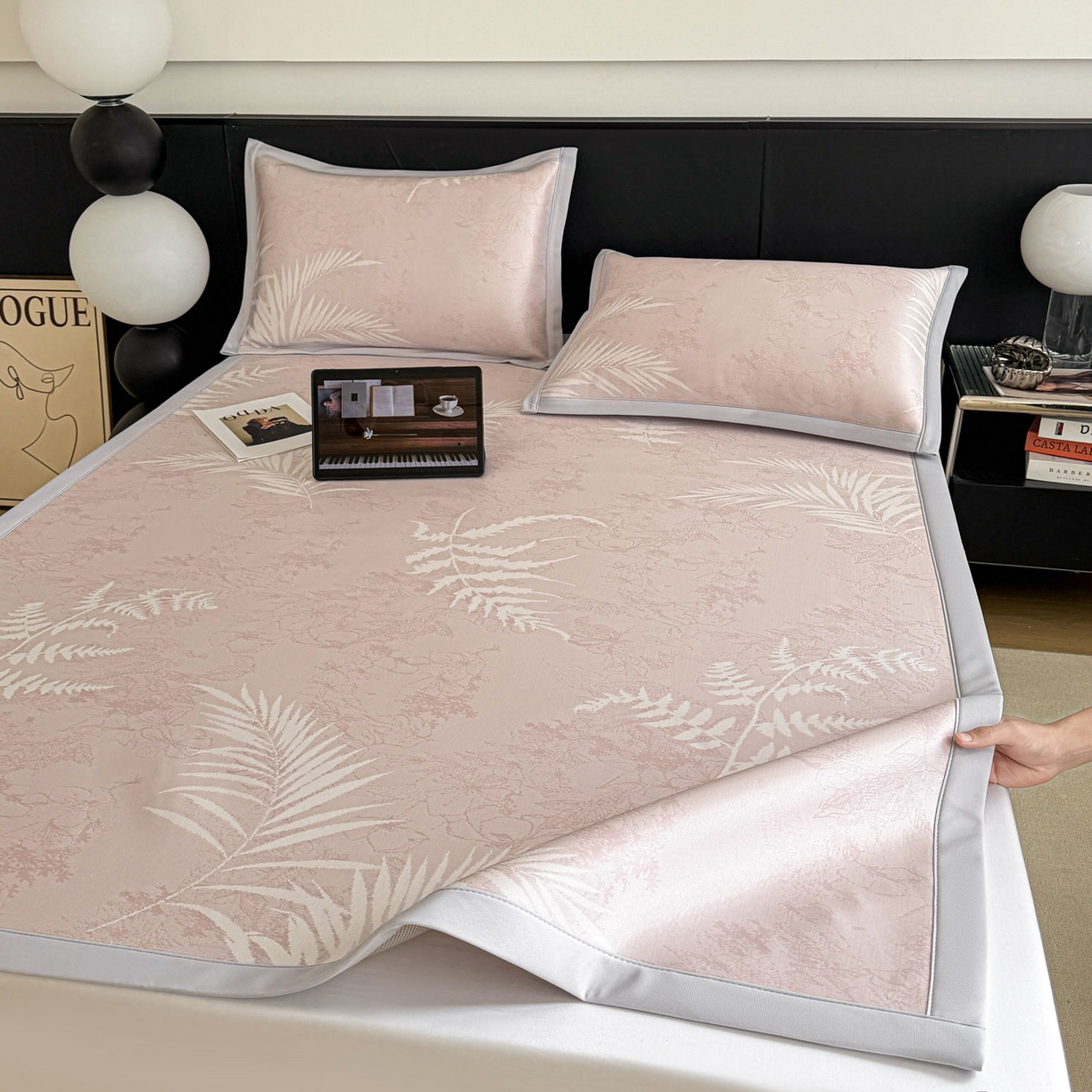 91家纺网 家纺一手货源 找家纺 倾慕家纺 2026新款PE50提花凉感冰丝凉席 叶繁粉