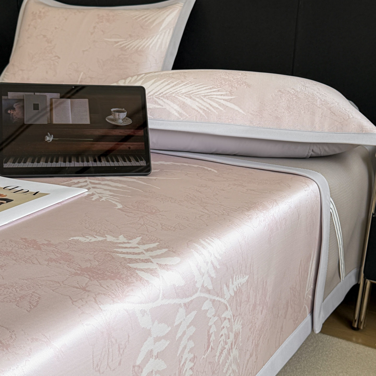 91家纺网 家纺一手货源 找家纺 倾慕家纺 2026新款PE50提花凉感冰丝凉席 叶繁粉