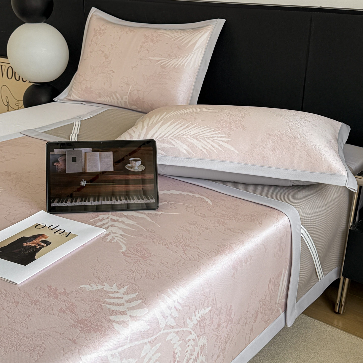 91家纺网 家纺一手货源 找家纺 倾慕家纺 2026新款PE50提花凉感冰丝凉席 叶繁粉