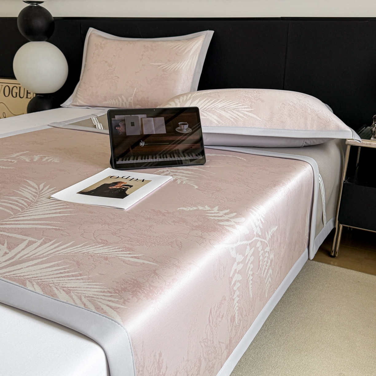 91家纺网 家纺一手货源 找家纺 倾慕家纺 2026新款PE50提花凉感冰丝凉席 叶繁粉