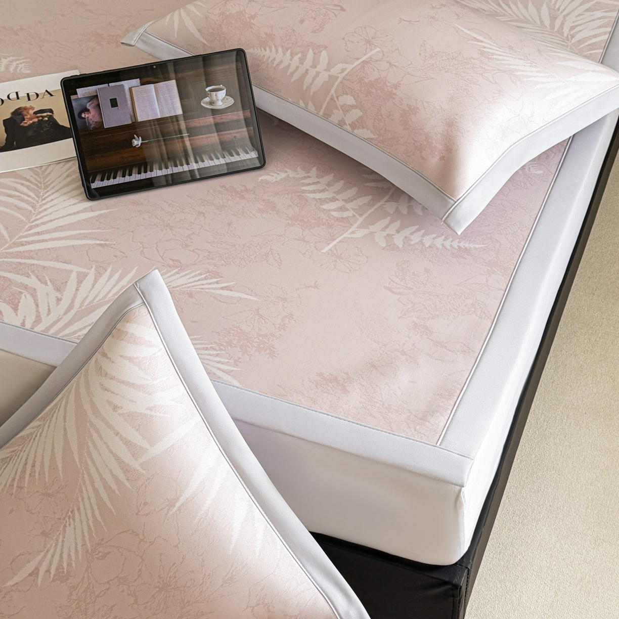 91家纺网 家纺一手货源 找家纺 倾慕家纺 2026新款PE50提花凉感冰丝凉席 叶繁粉