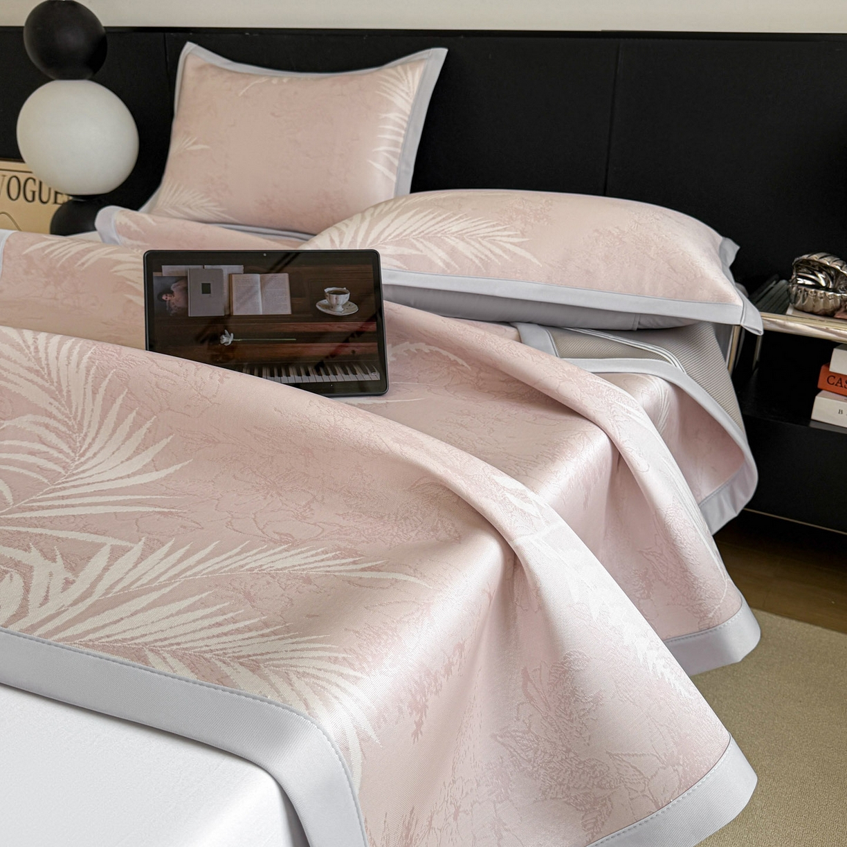 91家纺网 家纺一手货源 找家纺 倾慕家纺 2026新款PE50提花凉感冰丝凉席 叶繁粉