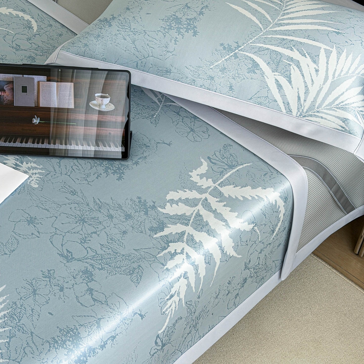 91家纺网 家纺一手货源 找家纺 倾慕家纺 2026新款PE50提花凉感冰丝凉席 叶繁蓝