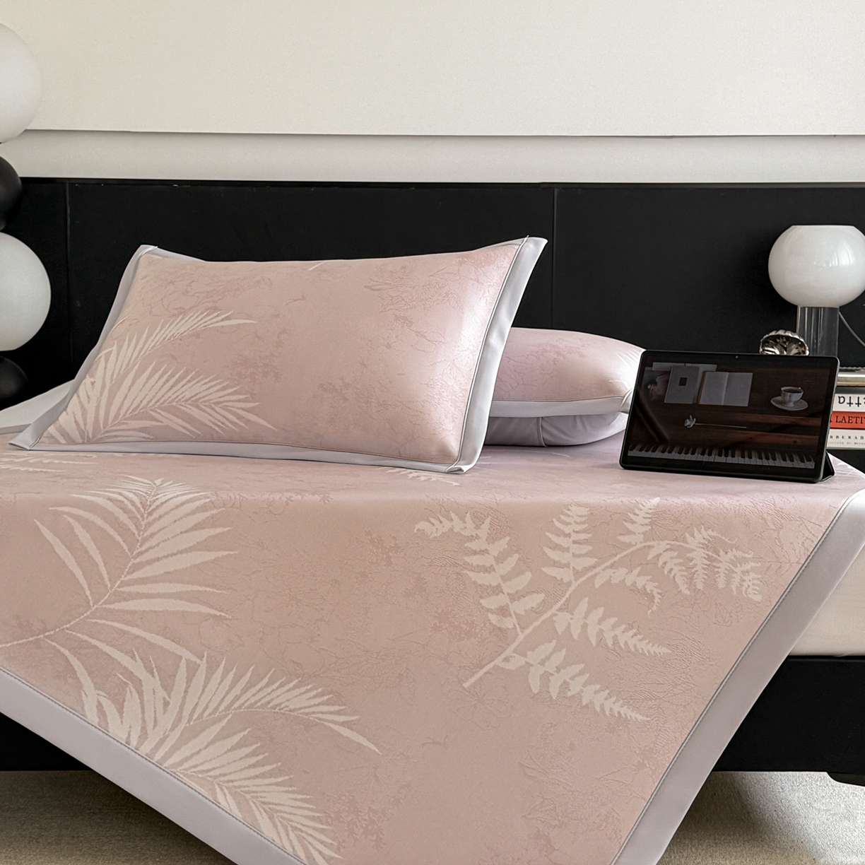 91家纺网 家纺一手货源 找家纺 倾慕家纺 2026新款PE50提花凉感冰丝凉席 叶繁粉