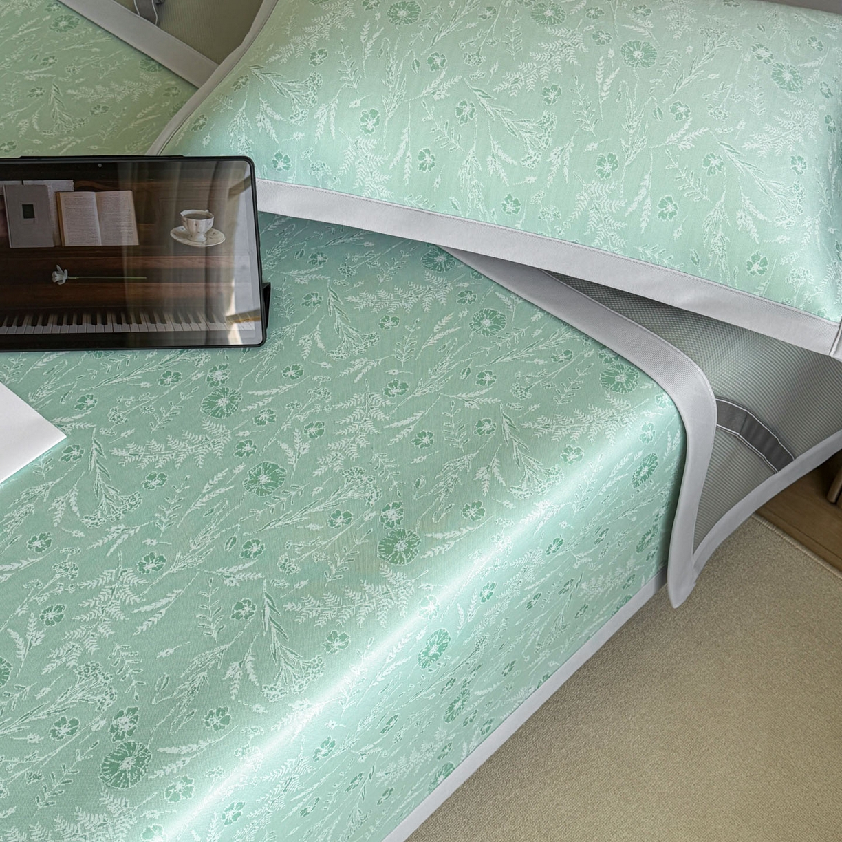 91家纺网 家纺一手货源 找家纺 倾慕家纺 2026新款PE50提花凉感冰丝凉席 花星点点绿