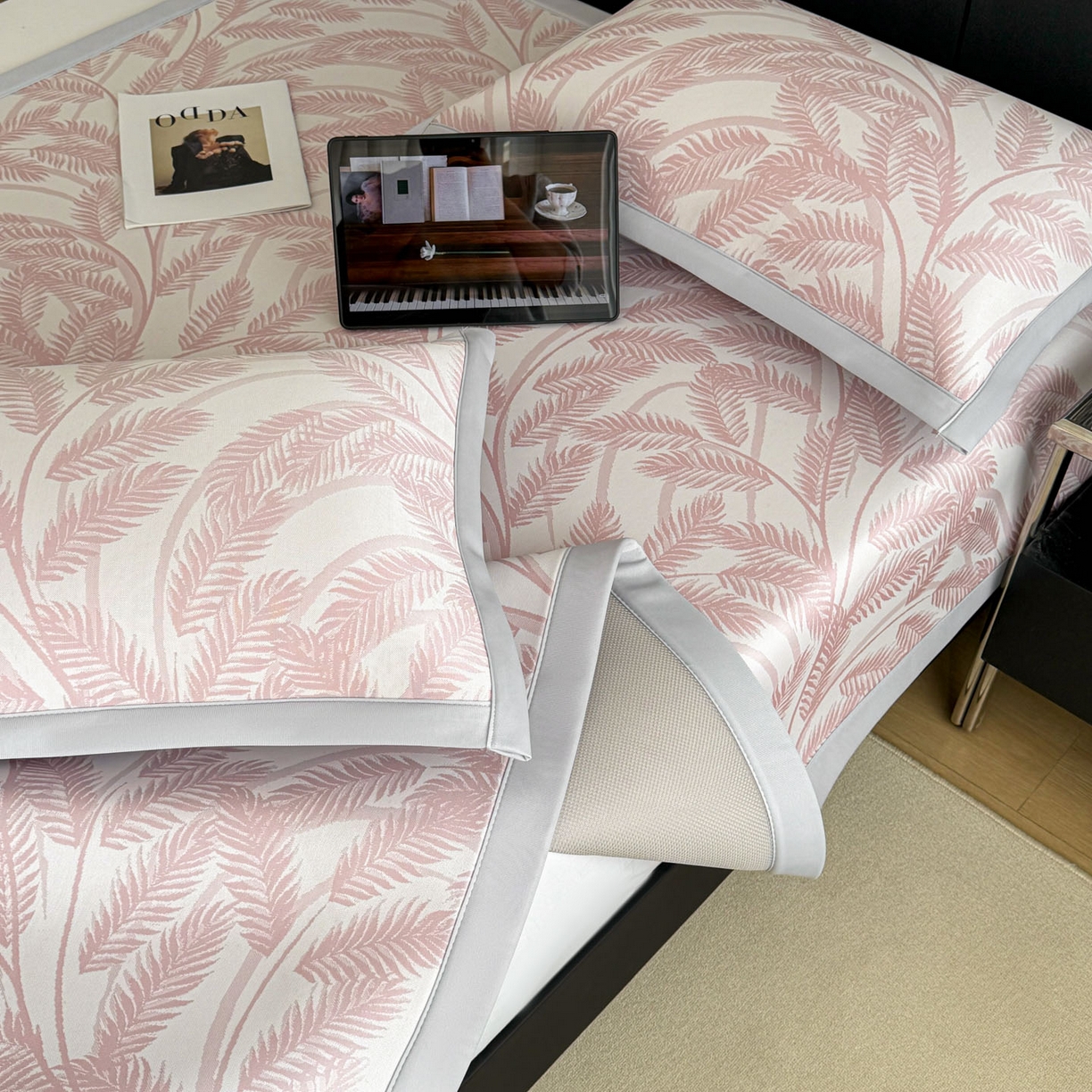 91家纺网 家纺一手货源 找家纺 倾慕家纺 2026新款PE50提花凉感冰丝凉席 针叶粉